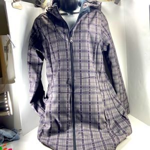 Designers raincoat mid thigh women's size 40 hooded plaid design gray and black
